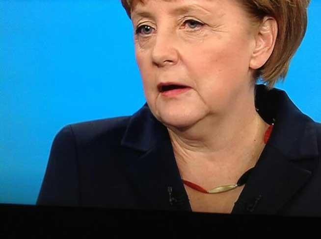 Colierul Angelei Merkel are cont la Twitter!