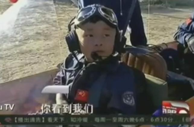 Un băieţel din China, cel mai tânăr pilot din istorie. Micuţul a traversat la bordul unui avion Grădina Zoologică din Beijing (VIDEO)