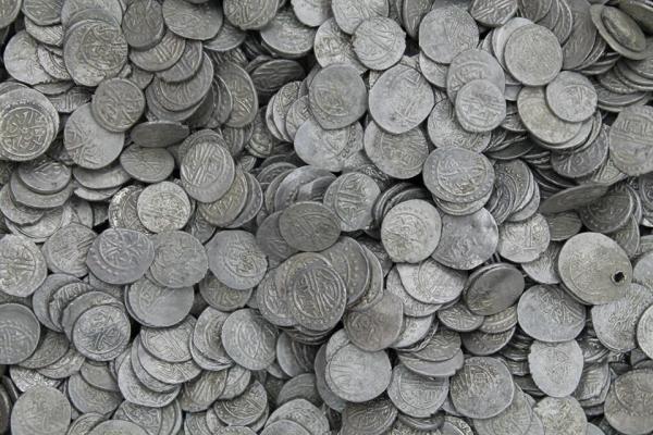 A fost DESCOPERIT cel mai mare TEZAUR monetar din argint de pe teritoriul României! Monedele, găsite întâmplător