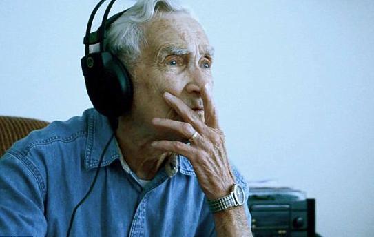 Topurile muzicale, CUCERITE de melodia unui bătrân de 96 de ani. Cântecul a fost dedicat soţiei decedate (VIDEO)