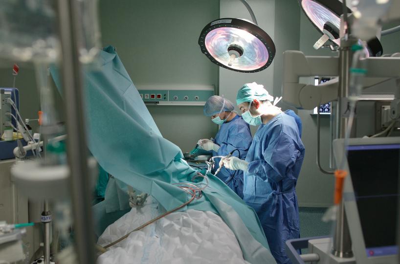 PREMIERĂ MEDICALĂ în România. Un bărbat a fost operat pe cord printr-o tehnică folosită în doar câteva centre cardiovasculare din lume 