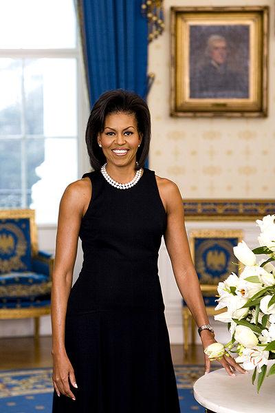 Păpuşă Michelle Obama, în costum popular din Oaş