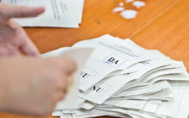 Referendum cu prezenţă de 30%. Deputaţii au RESPINS cererea de reexaminare a preşedintelui Băsescu