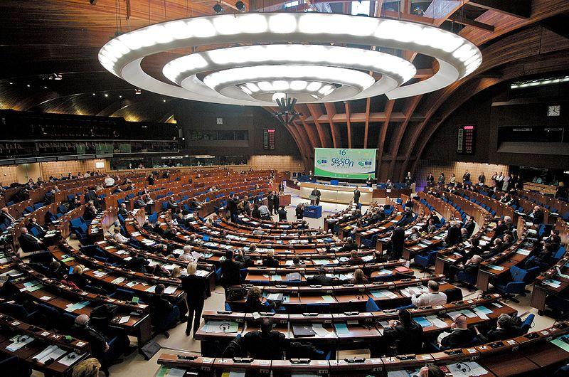 Parlamentul European a votat reintroducerea vizelor pentru SUA şi Canada dacă nu permit libera circulaţie a românilor