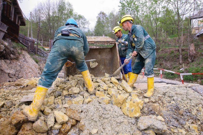 Minerii blocaţi în subteran la Roşia Montană continuă protestul 