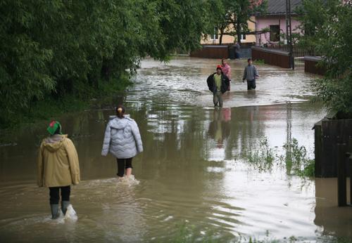 350 de case din Galaţi - inundate, după o deversare controlată. Bătrâni luaţi cu forţa din faţa puhoaielor