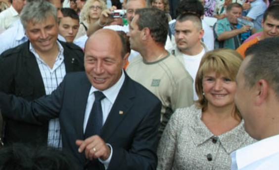 &quot;Ruşine!&quot;, &quot;Demisia!&quot;. Preşedintele Băsescu, HUIDUIT la Ţebea