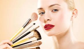 Cosmetice cu substanţe toxice. 40% dintre produsele de igienă şi înfrumuseţare conţin perturbatori endocrini