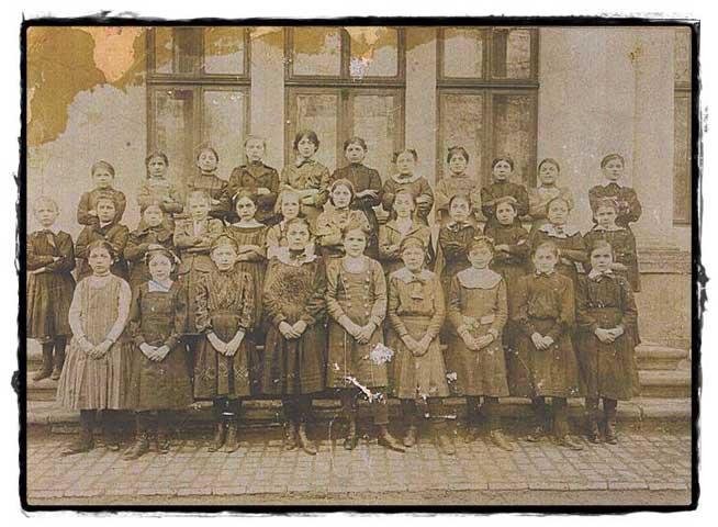 Exclusiv. Eminescu la început de an şcolar, 1875: Ploaia trece prin acoperişul şcolii, “copii goi şi bolnavi, învăţători ignoranţi şi prost plătiţi, administratori superficiali”