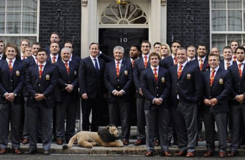 Gest ŞOCANT: Ce a făcut de un rugbist în timpul unei fotografii de grup, alături de premierul britanic (FOTO + VIDEO)