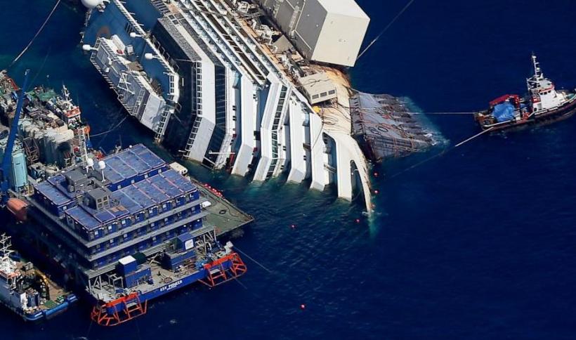 Operaţiune de Cartea Recordurilor: Nava Costa Concordia, repusă pe linia de plutire (VIDEO)