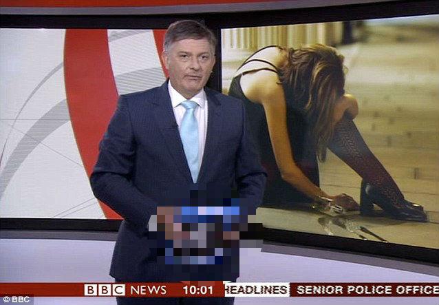 Gafă EPICĂ la BBC News: Cu ce a apărut ţinând în mână un prezentator britanic, LIVE, la TV (VIDEO)
