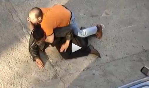 Inspector de poliţie român, în luptă cu un hoţ rom. Fugarul îl face &quot;handicapat&quot; pe poliţist şi plăteste pentru asta (VIDEO)