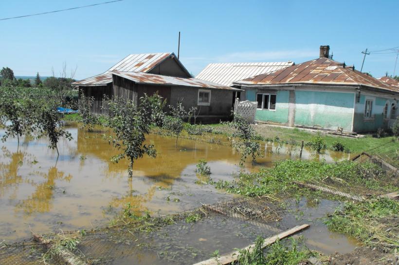 DEZASTRU în Galaţi, în urma inundaţiilor: 485 de case sunt în pericol de prăbușire, 81 deja au căzut la pământ 
