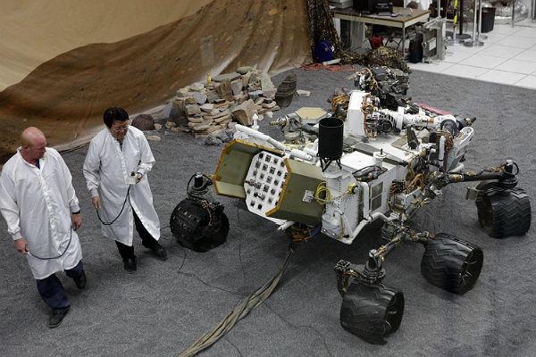 Robotul Curiosity a cules date noi. Şah la cercetători şi teoriile lor despre viaţa pe Marte