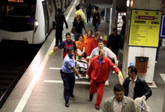Un bărbat s-a aruncat în faţa metroului, la staţia Ştefan cel Mare. Circulaţia a fost oprită