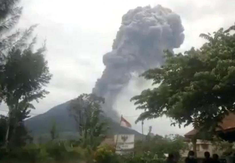 Un vulcan de pe insula Sumatra a erupt. Peste 15.000 de persoane, evacuate (VIDEO)