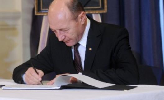Băsescu sesizează Curtea Constituţională în legătură cu legea referendumului