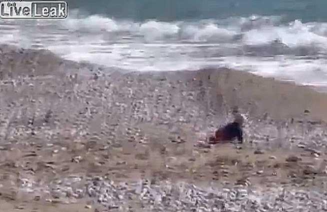 Cine salvează un bebeluş mult prea dornic să-şi ude pampers-ul în valurile mării (VIDEO)