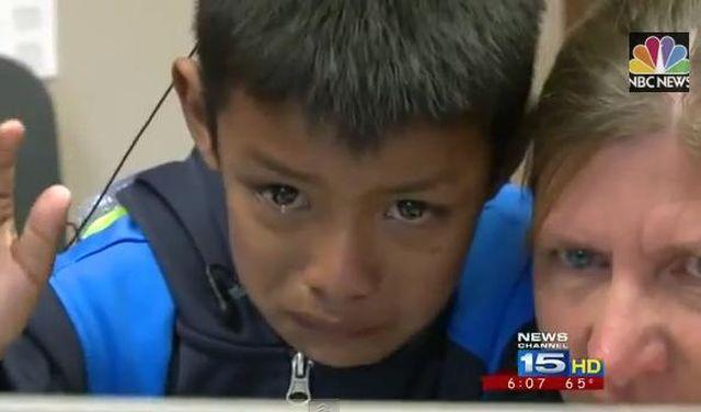 Îţi frânge inima! Reacţia INCREDIBILĂ a unui băieţel în momentul în care aude pentru prima dată vocea părinţilor lui (VIDEO)