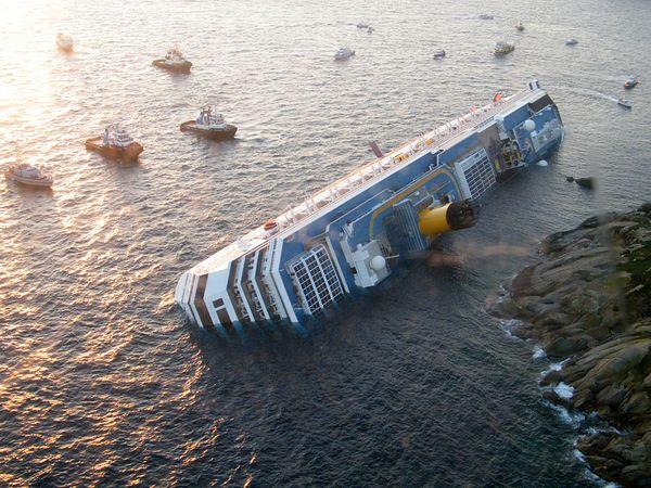 Rămăşiţe umane găsite lângă epava vasului Costa Concordia