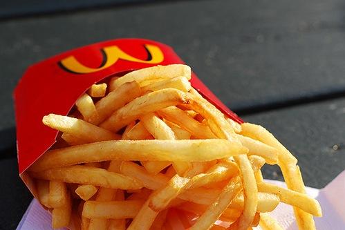 McDonald's va începe să ofere clienţilor opţiunea de a înlocui cartofii prăjiţi cu salată, fructe sau legume