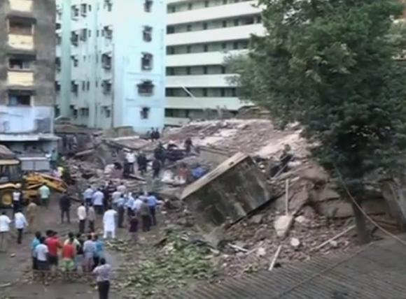 O clădire cu 5 etaje s-a PRĂBUŞIT în Bombay. Zeci de persoane sunt prinse sub dărâmături (VIDEO)
