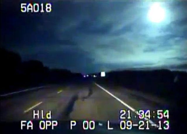 Şi s-a făcut lumină! Momentul SPECTACULOS în care un meteorit brăzdează cerul Canadei, în plină noapte (VIDEO)