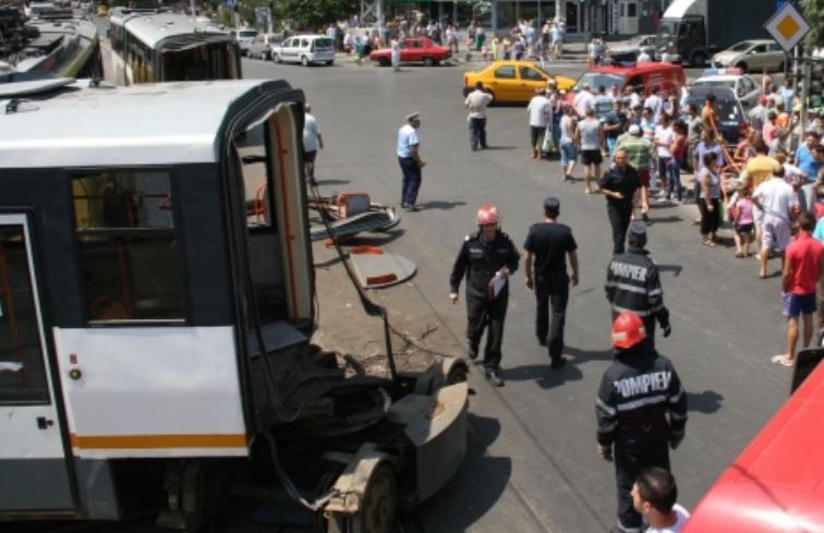 Un tramvai a deraiat şi s-a rupt în două, în cartierul Ferentari. Circulaţia tramvaielor 32, 23, 8 este blocată 
