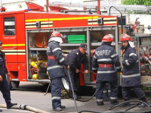 Un autobuz a luat foc lângă un centru comercial din Suceava