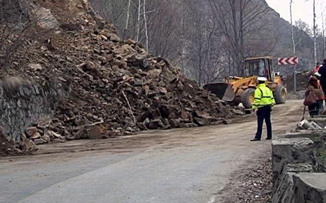 Alunecări de teren în apropiere de Barajul Vidraru: Circulaţia este BLOCATĂ pe DN 7C - Transfăgărăşan 