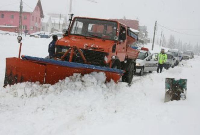 NINSORI abundente în Vrancea: Un microbuz şcolar a rămas blocat în zăpadă