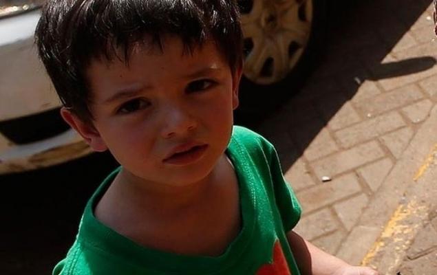 VIRAL. Reactia emoţionantă a unui băieţel de patru ani în faţa teroriştilor. Ce le-a zis i-a lăsat fără cuvinte