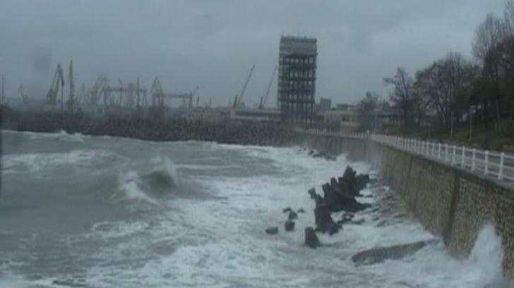 Stare de ALERTĂ în Portul Constanţa. O navă cu 667 de turişti străini, în pericol, din cauza furtunii