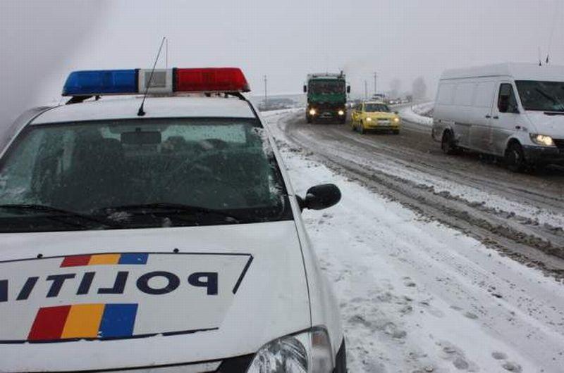 Trafic restricţionat pe DN1 din cauza ninsorii abundente. Maşinile fără cauciucuri de iarnă, întoarse din drum