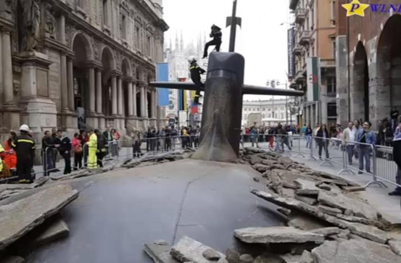 Locuitorii din Milano, STUPEFIAŢI: Vezi momentul INCREDIBIL în care un submarin iese din pământ, în centrul oraşului (VIDEO)