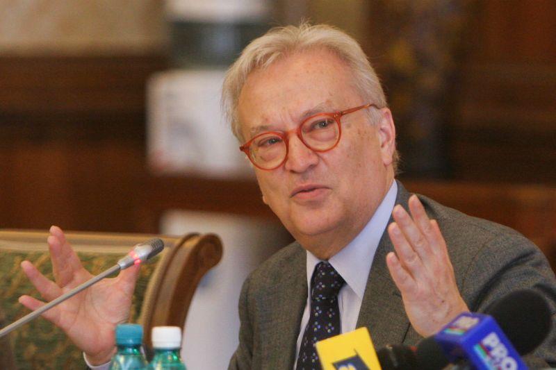 Hannes Swoboda: &quot;Problema romilor nu trebuie folosită pentru a bloca intrarea României în Spaţiul Schengen&quot;