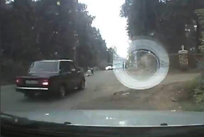 Revoltător! Nimeni n-a oprit să acorde prim-ajutor unei bătrâne lovite de maşină! (VIDEO)