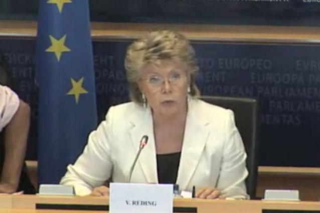 Dezbatere furtunoasă în PE privind problema romilor. Reding spune că e jenată de ce a auzit