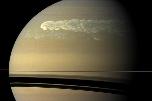 Pe Jupiter şi Saturn plouă cu diamante, cred oamenii de ştiinţă
