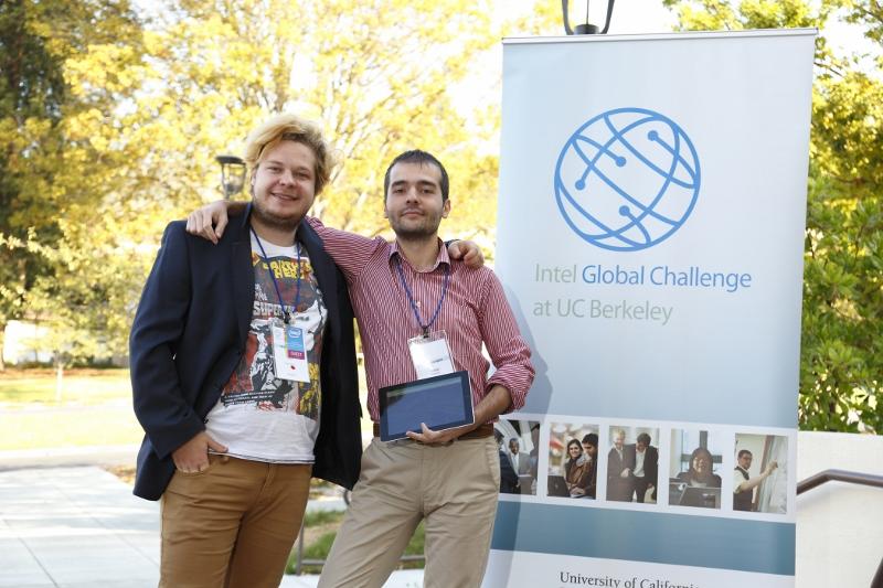 Doi studenţi români au câştigat o competiţie de tehnologie în Silicon Valley!
