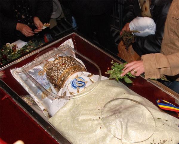 O femeie de 61 de ani a murit la coada pentru moaştele Sf. Parascheva