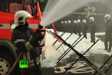 PROTEST SPUMOS! Cum arată o confruntare CIVILIZATĂ între Poliţie şi Pompieri (VIDEO)