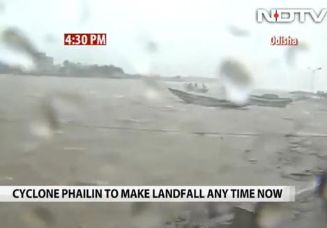 Ciclonul Phailin a lovit coasta de est a Indiei. &quot;Cea mai puternică furtună din ultimii 10 ani&quot;, spun autorităţile (VIDEO)