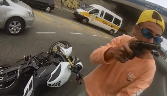 Unui motociclist îi este furată motocicleta ÎN TRAFIC. Ce-a urmat este INCREDIBIL! (VIDEO)