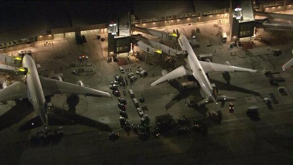 Alertă cu BOMBĂ pe aeroportul din Los Angeles. Un dispoziv exploziv a fost găsit sub un avion
