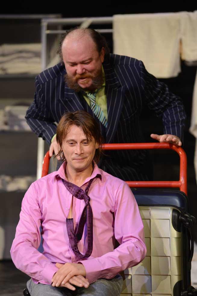 “Revizorul” e la TNB. La 19 octombrie, pe scena Sălii Studio, o nouă reprezentaţie cu spectacolul de succes al lui Felix Alexa 18464613