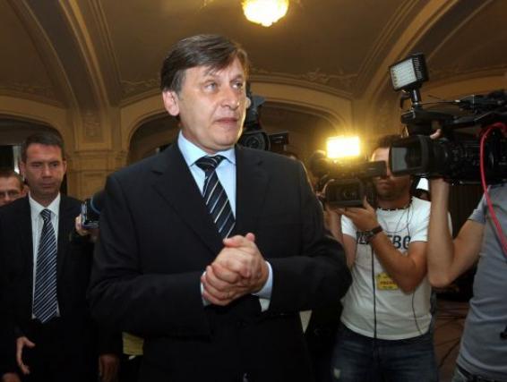 Crin Antonescu: Nu sunt plătit din bani publici ca să comentez aberaţiile cetăţeanului Băsescu
