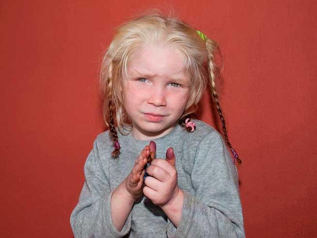 Al cui este îngerul blond găsit în tabăra de romi din Grecia? (VIDEO)