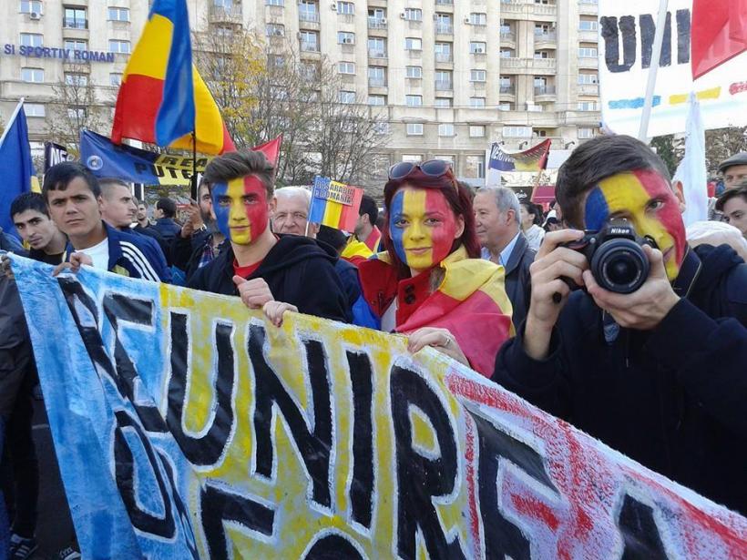 Mii de persoane participă în Capitală la un marş pentru unirea Basarabiei cu România 